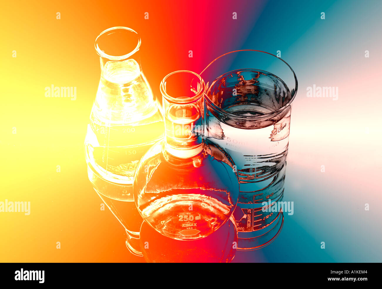 Vista astratta di tre bicchieri in laboratorio con sfondo colorato Foto Stock