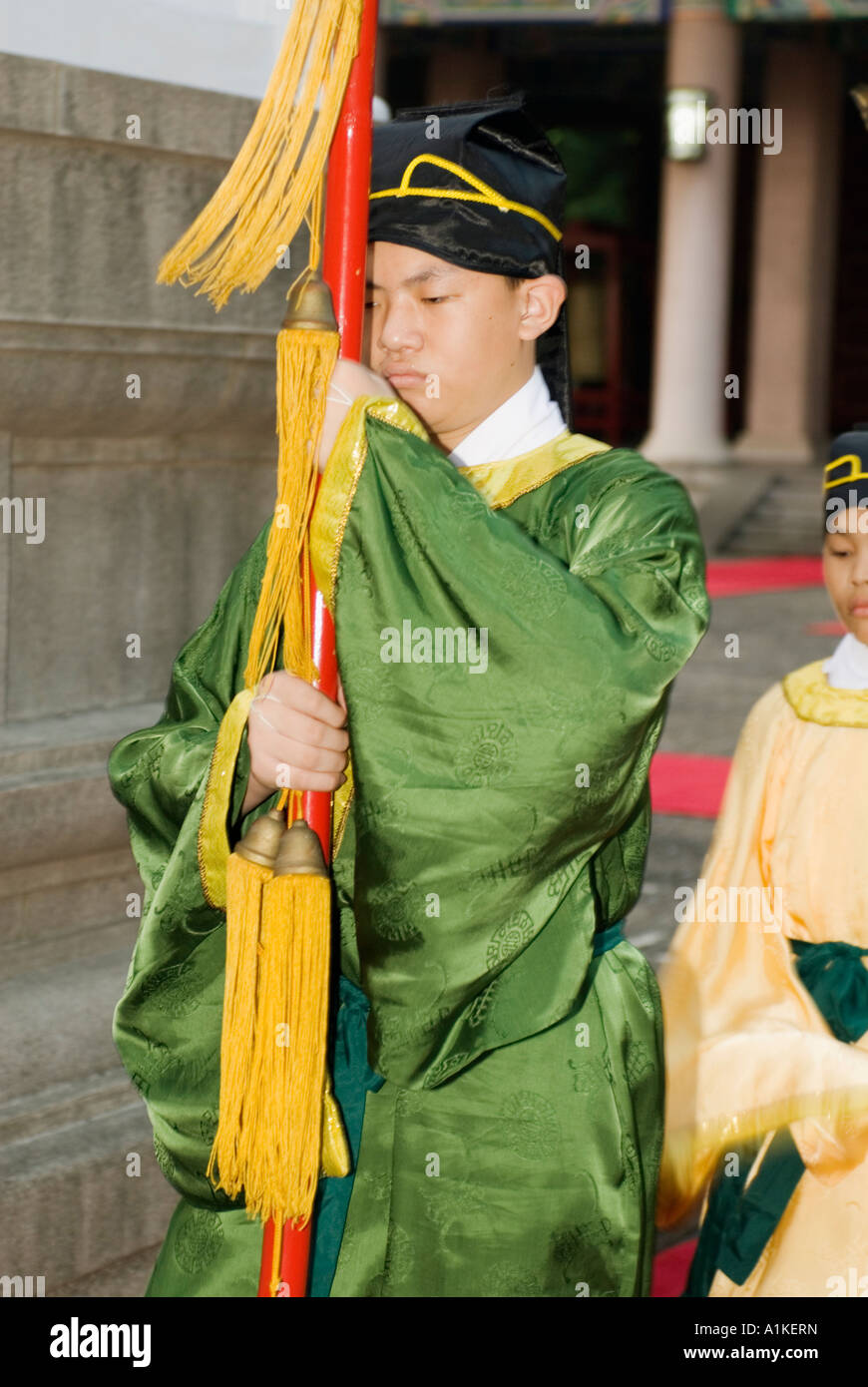 Ragazzo in cinese tradizionale Corte Imperiale vestiti insegnante del giorno celebrazione tempio confuciano Taiwan Cina Foto Stock