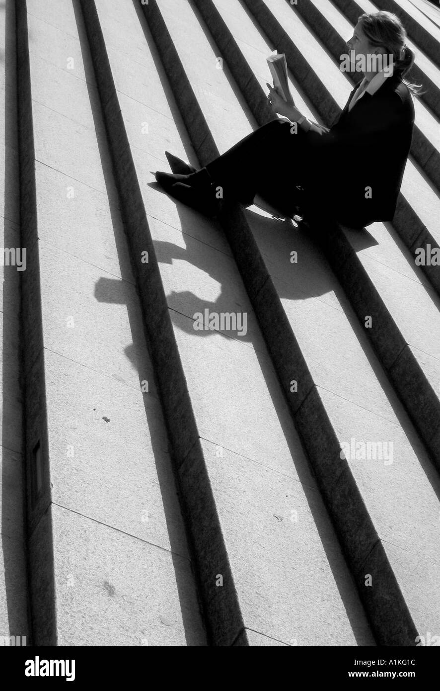 Lettura della ragazza nella luce del sole Foto Stock