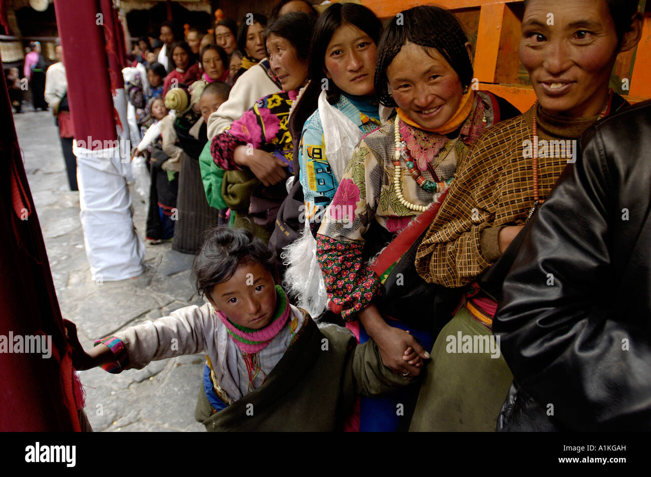 Pellegrini tibetano la linea fino a rendere omaggio al monastero di Jokhang Tempio a Lhasa il Tibet 18 Ott 2006 Foto Stock