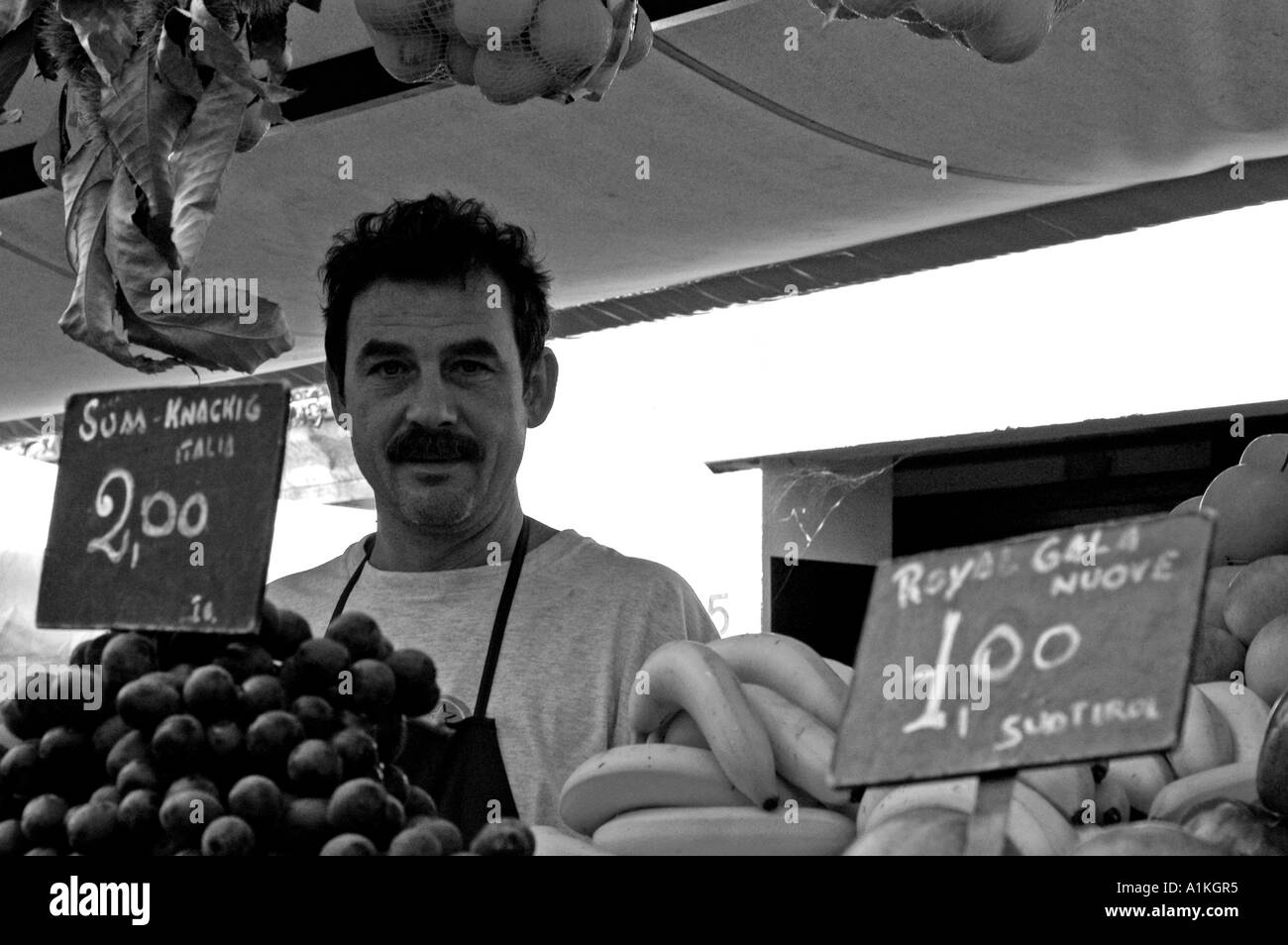 Un fornitore di frutta alla frutta e verdura del mercato di Piazza delle Erbe Bolzano Italia Foto Stock