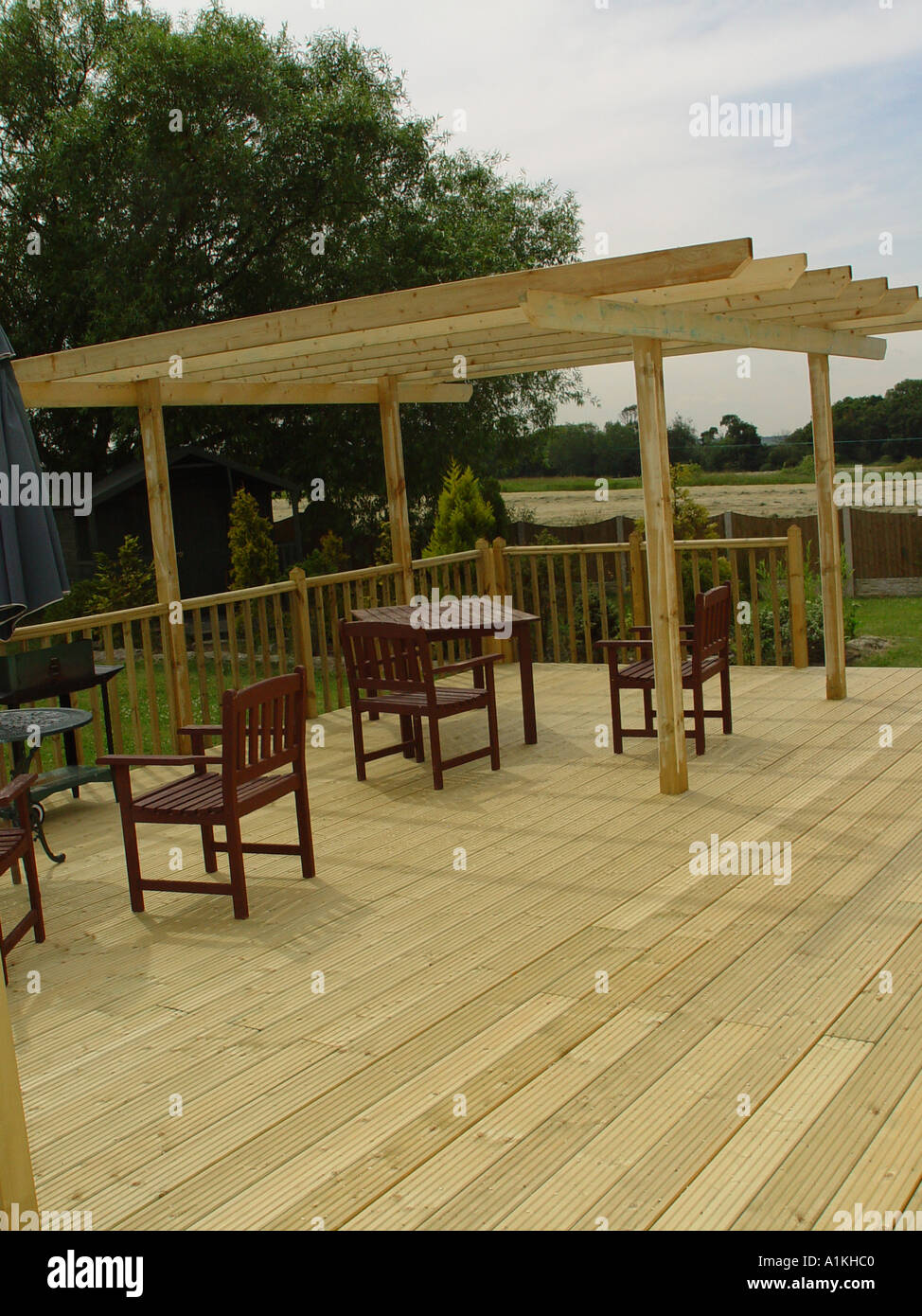 Pergolato su giardino patio il decking e pergola sono costruiti da tanalised legname per una lunga durata Foto Stock