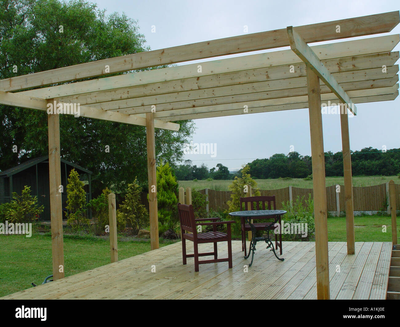 Pergolato su giardino patio il decking e pergola sono costruiti da  tanalised legname per una lunga durata Foto stock - Alamy