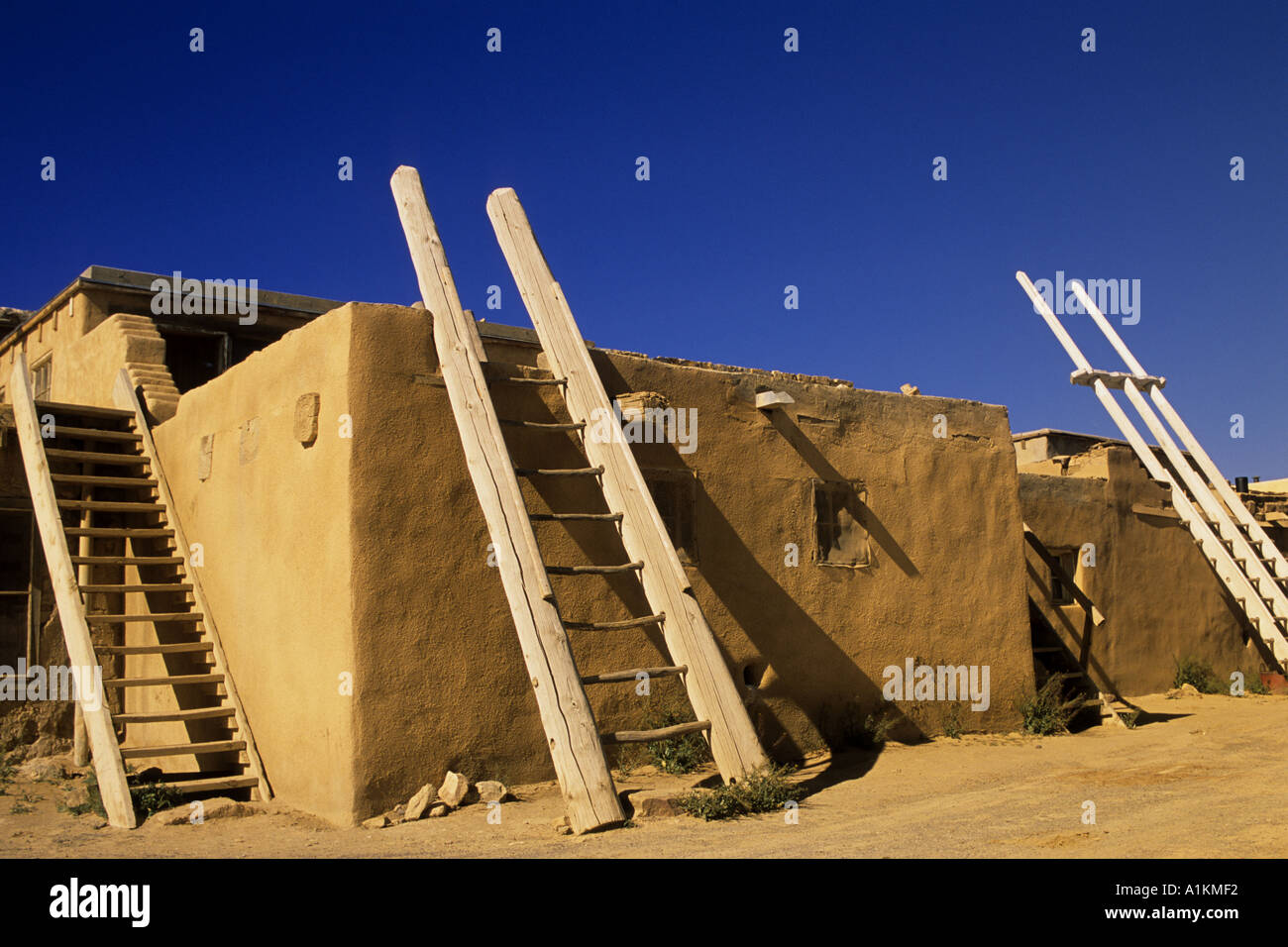 Scale in legno appoggiata su pueblos a Acoma Pueblo nel Nuovo Messico Foto Stock