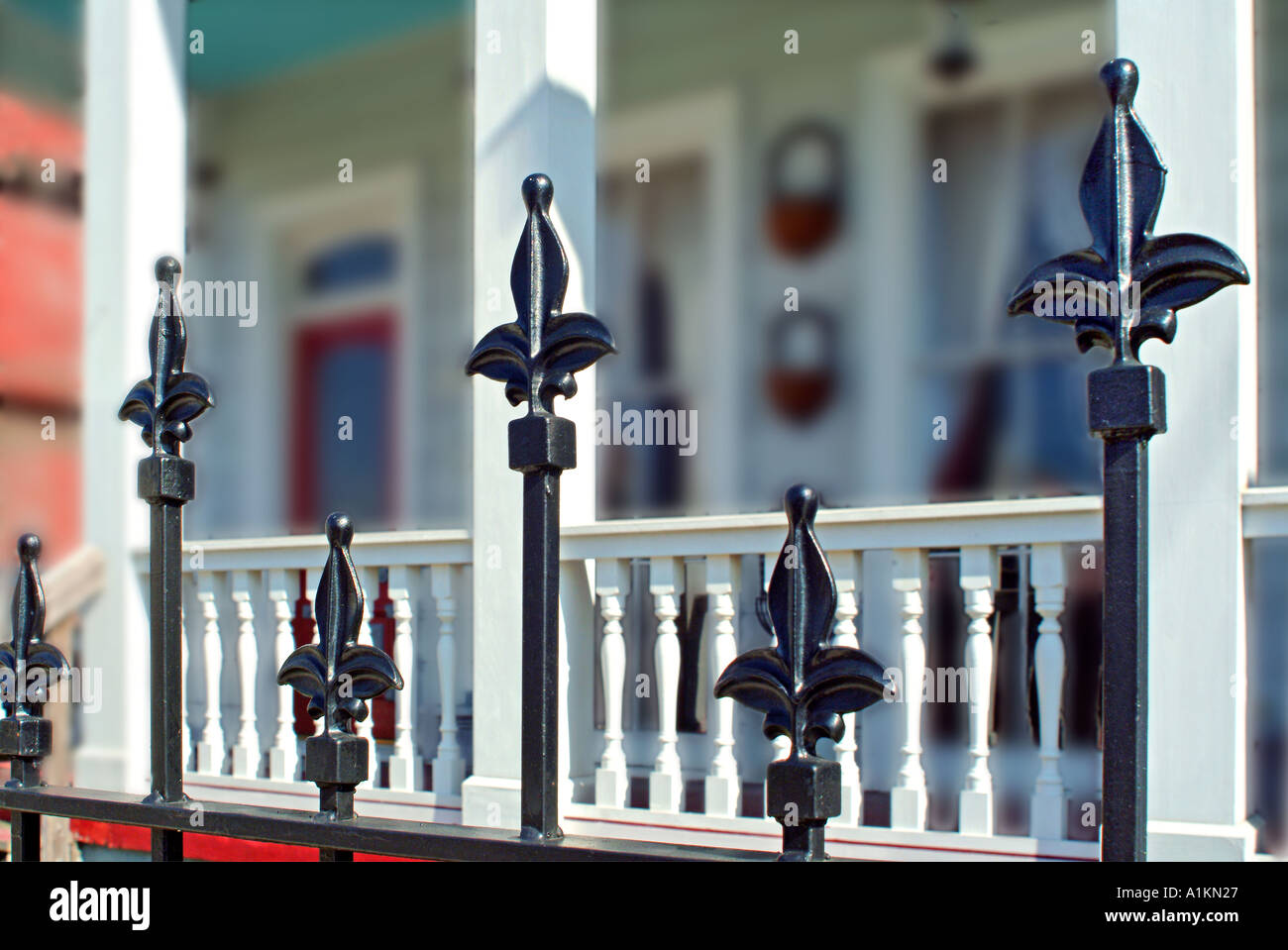 Close up dettaglio del ferro battuto sul recinto esterno della casa di New Orleans in Louisiana Foto Stock