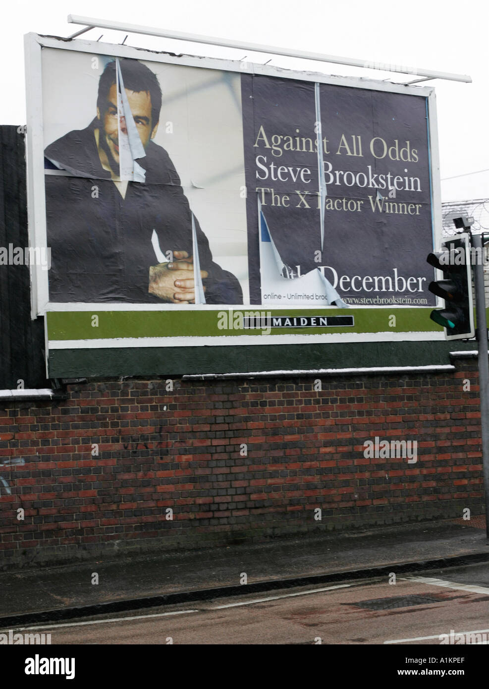 Sbiadito e strappato il poster di X Factor vincitore Steve Brookstein Stirchley in Birmingham Foto Stock