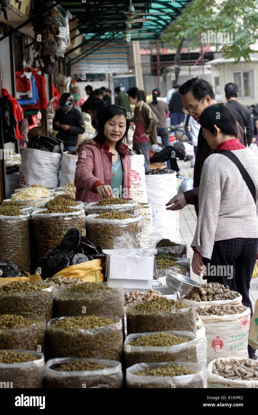 Secchi tradizionali prodotti per la vendita nel mercato Qingping, Guangzhou, Cina Foto Stock