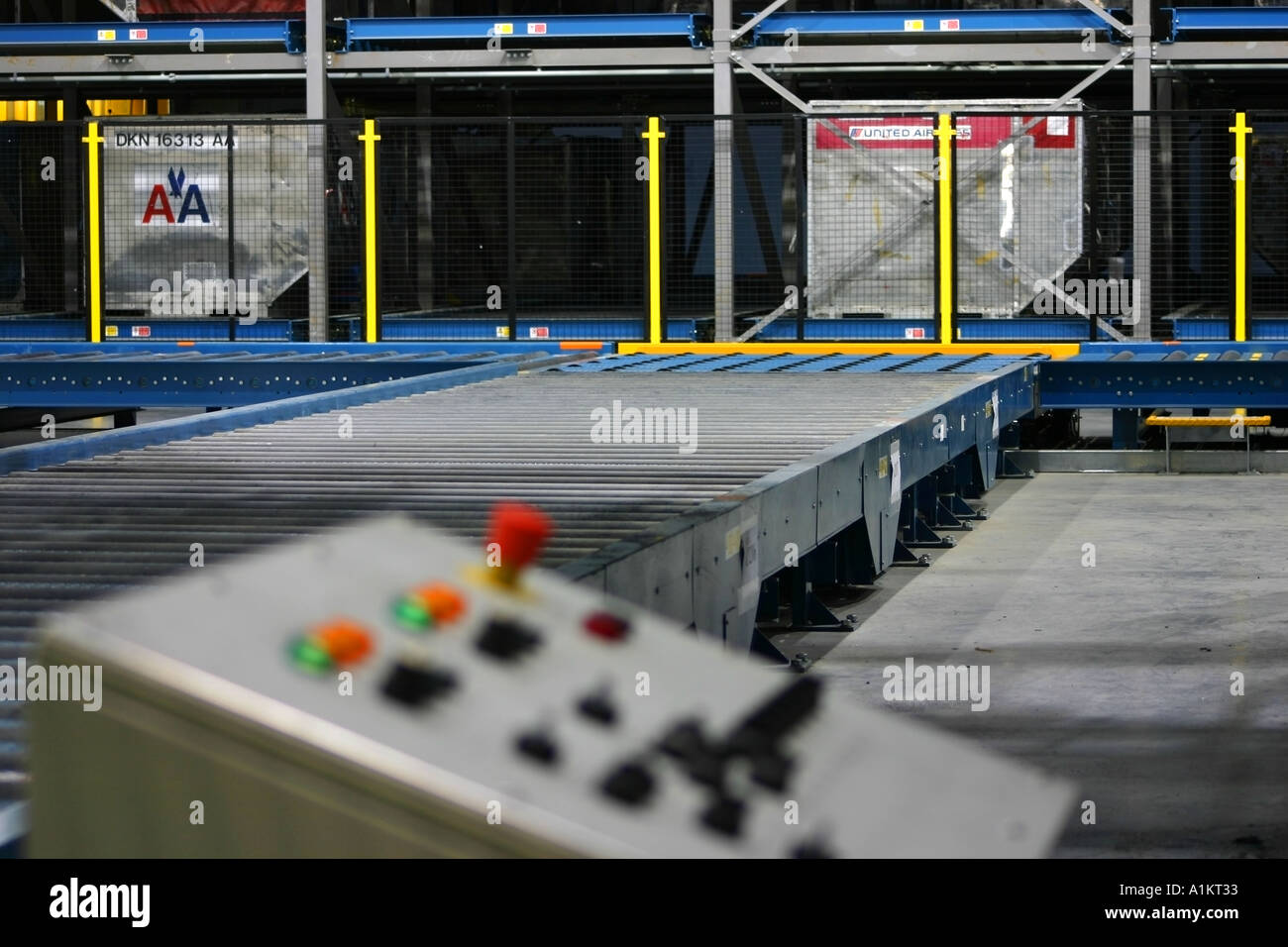 L'industria scena di un pannello di controllo per un'aria di movimentazione dei carichi di lavoro dell'unità workplace industria scatola sacchetto convogliare il convogliatore sposta la manipolazione Foto Stock