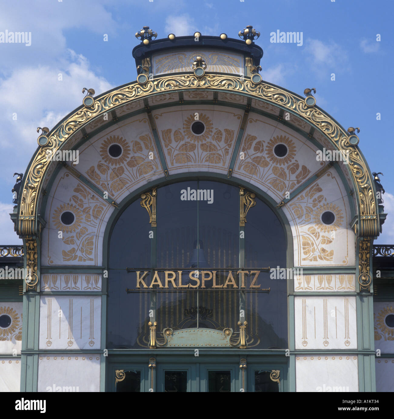 Karlsplatz La stazione della metropolitana di architettura Jugendstil da Otto Wagner a Vienna Austria Foto Stock