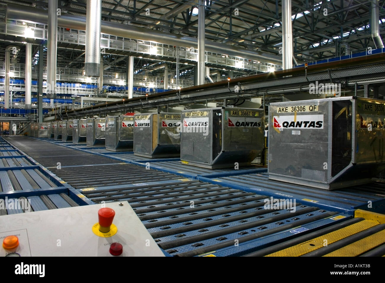 ULD contenitore in air cargo facility industria scatola sacchetto convogliare il convogliatore sposta la manipolazione manuale di meccanica delle vendite della società marketing b Foto Stock