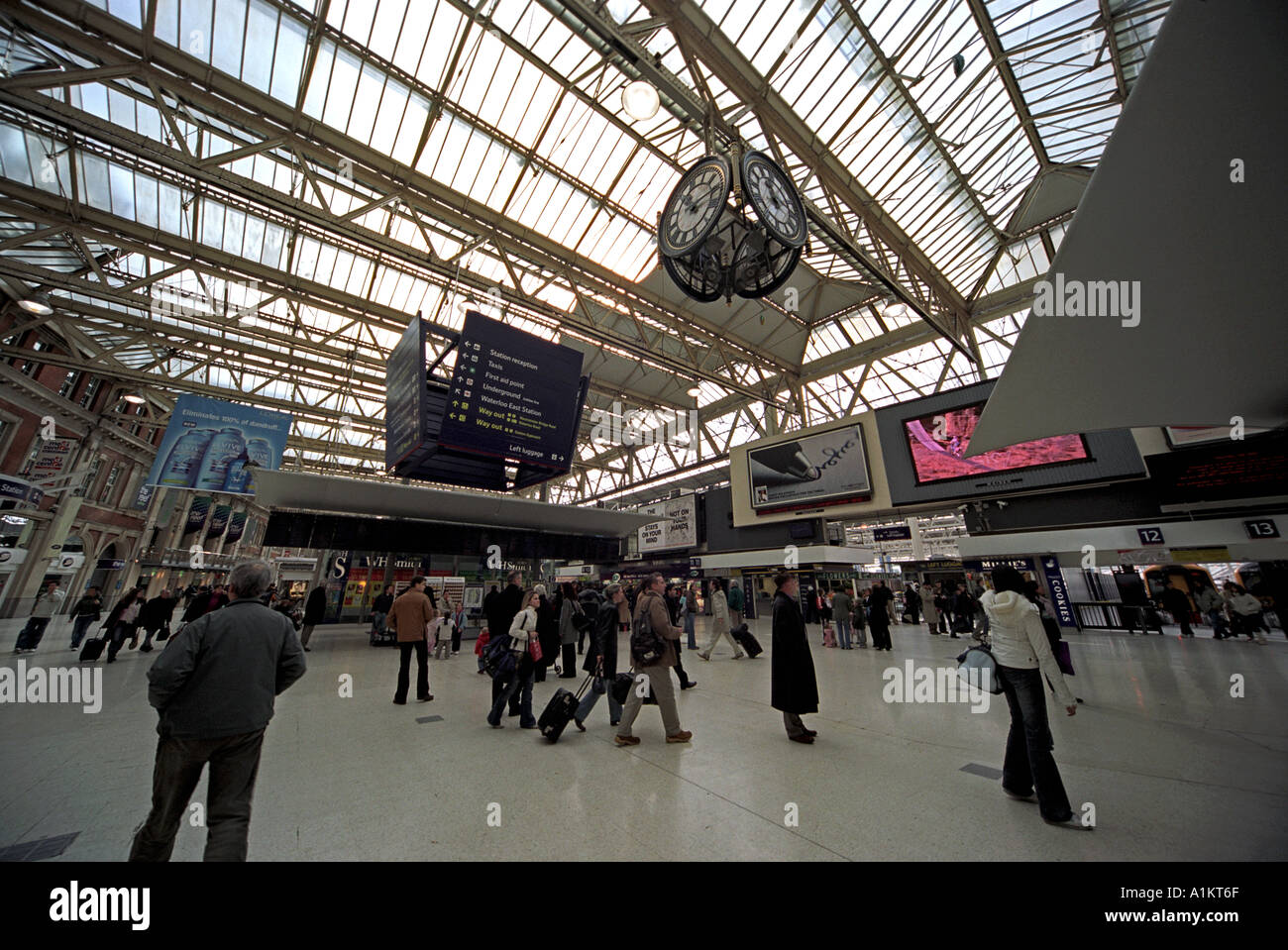 Interno della stazione ferroviaria di Waterloo in Gran Bretagna Londra REGNO UNITO Foto Stock