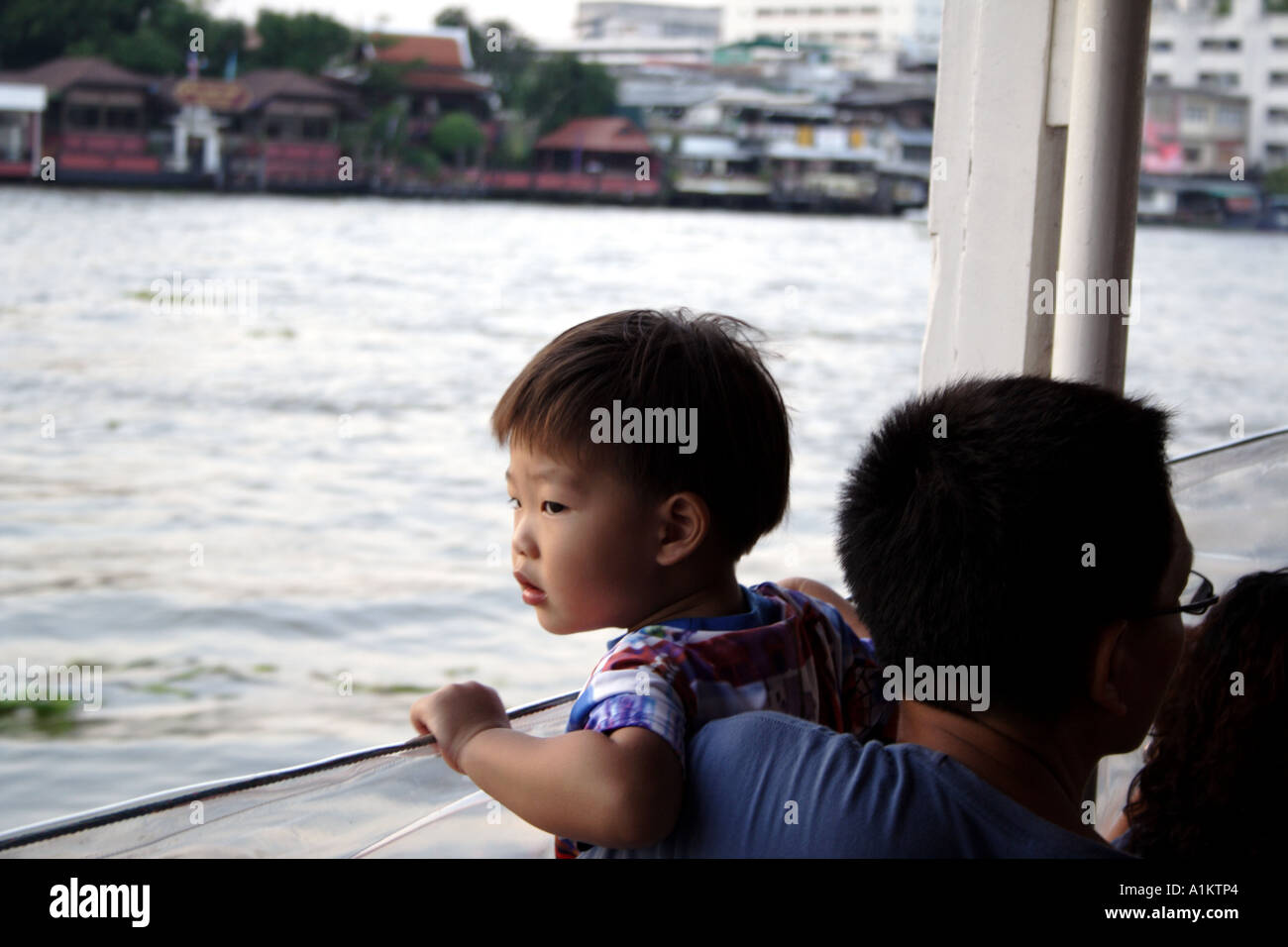 Thai padre e figlio sul Fiume Chao Phraya, Bangkok in Thailandia Foto Stock