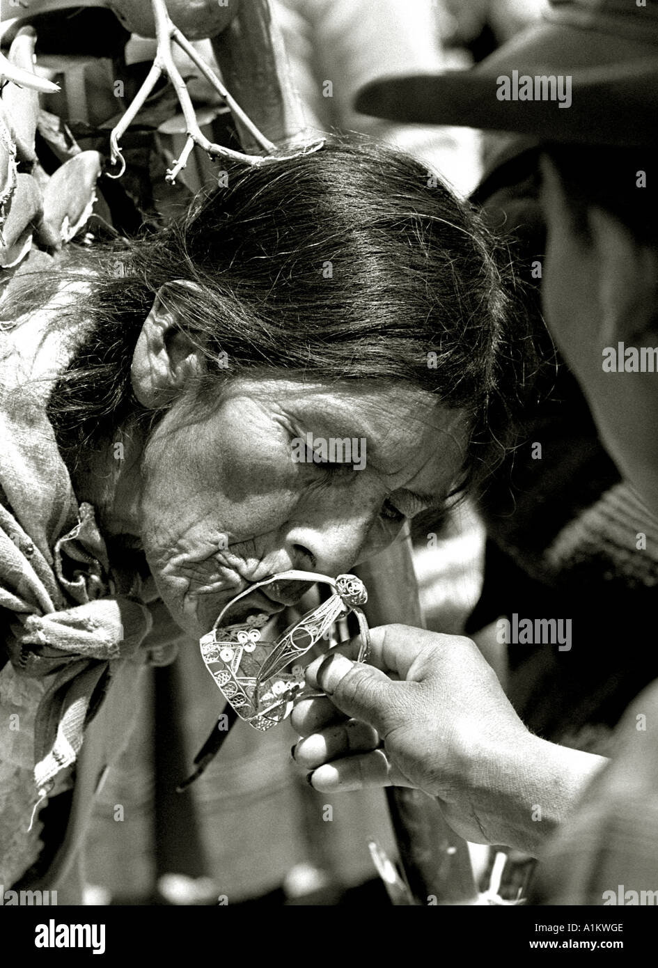 Donna indiana baciando la corona di miracoli al festival della Vergine di Cocharcas in Sapallanga Huancayo peru ANDE Foto Stock