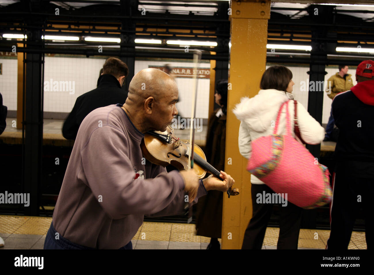 Suona il violino per il denaro nella metropolitana di New York Foto Stock