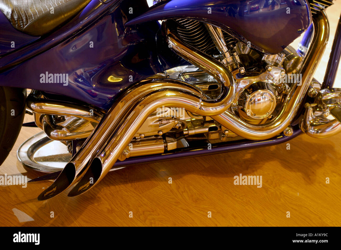 Motociclo blu in uno showroom Foto Stock