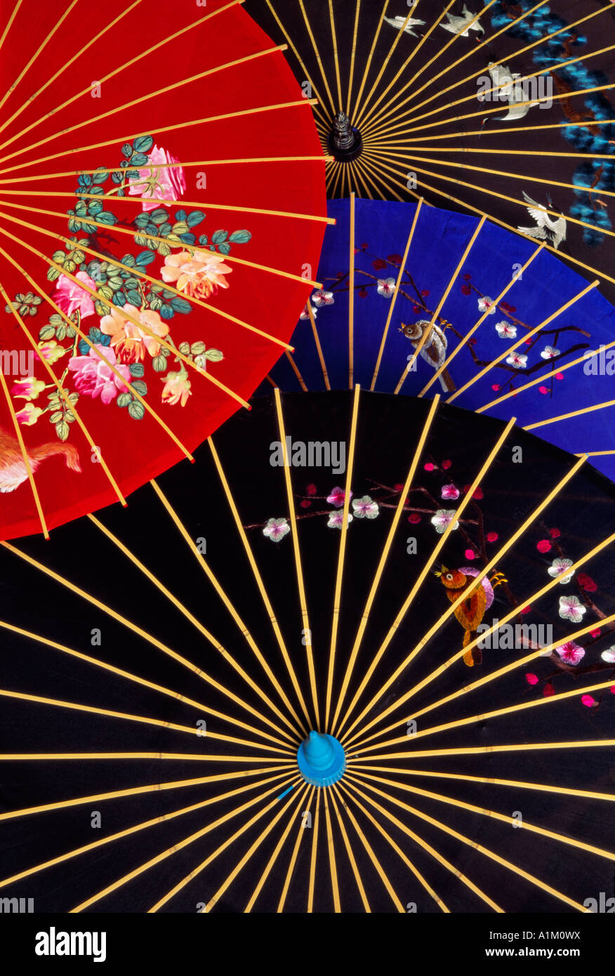 La Cina nella provincia di Zhejiang Hangzhou rendendo colorati ombrelli di seta Foto Stock