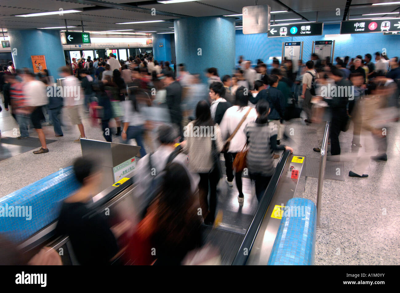 Rush Hour folla presso la stazione della metropolitana di Admiralty interscambio, Hong Kong, Cina Foto Stock