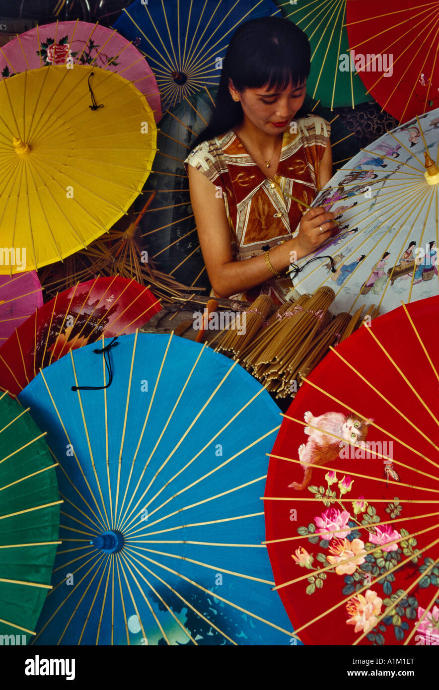 La Cina nella provincia di Zhejiang Hangzhou rendendo colorati ombrelli di seta Foto Stock