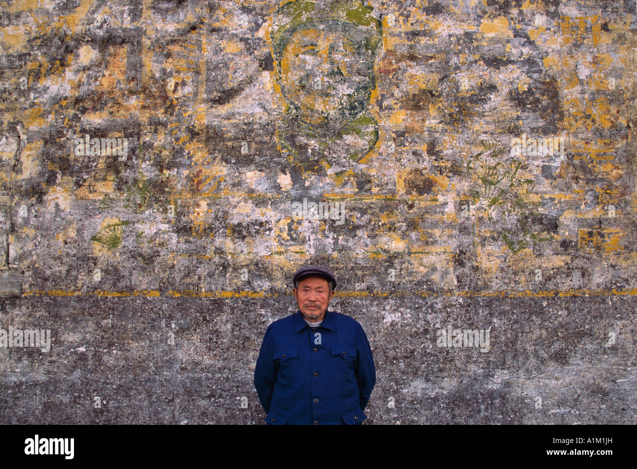 Cina Anhui Mt area Huangshan uomo dal vecchio muro nel borgo antico Foto Stock