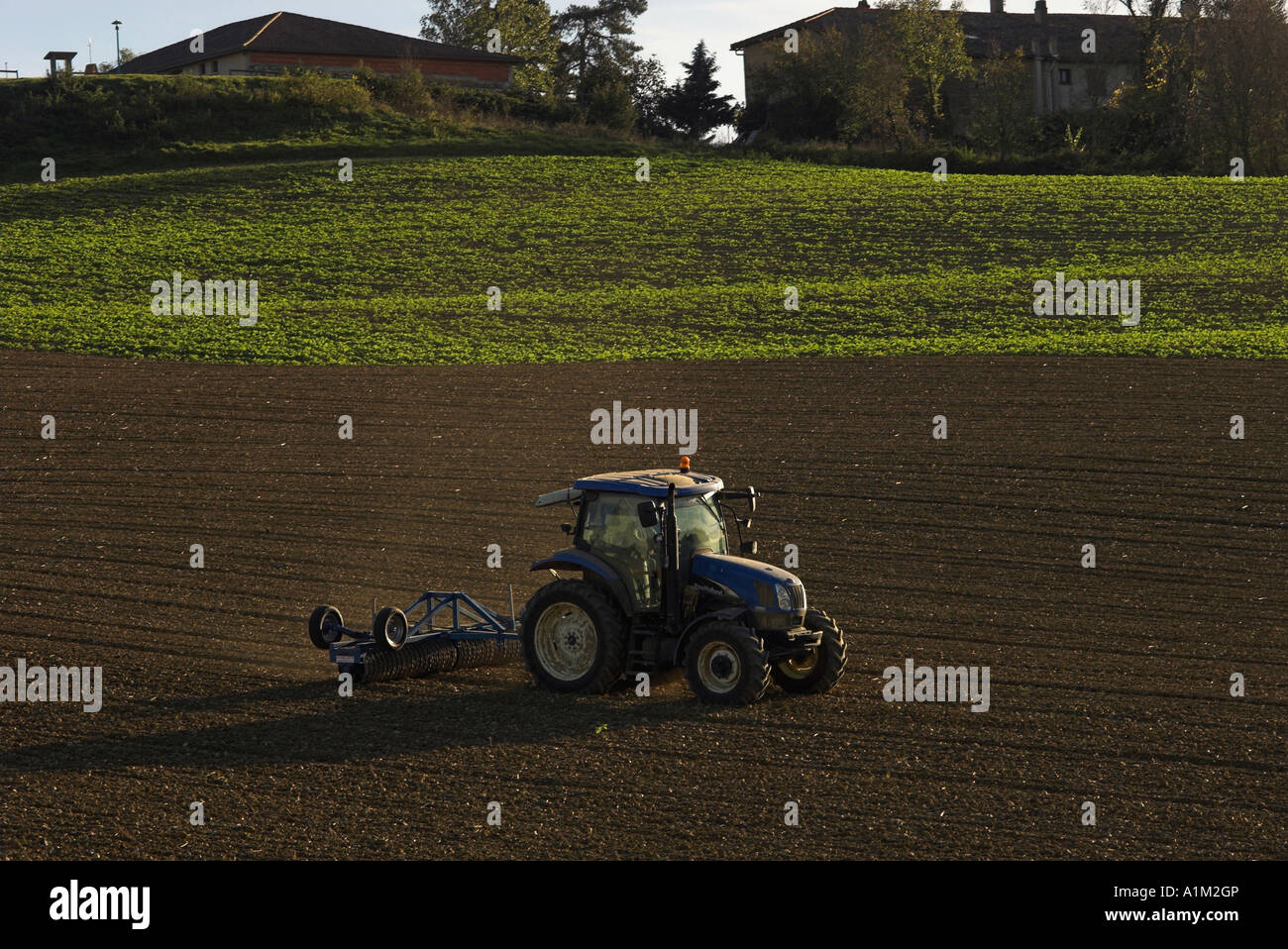 Francia sud-ovest della Valle del Gimone de Lomagne trattore straziante di un campo Foto Stock