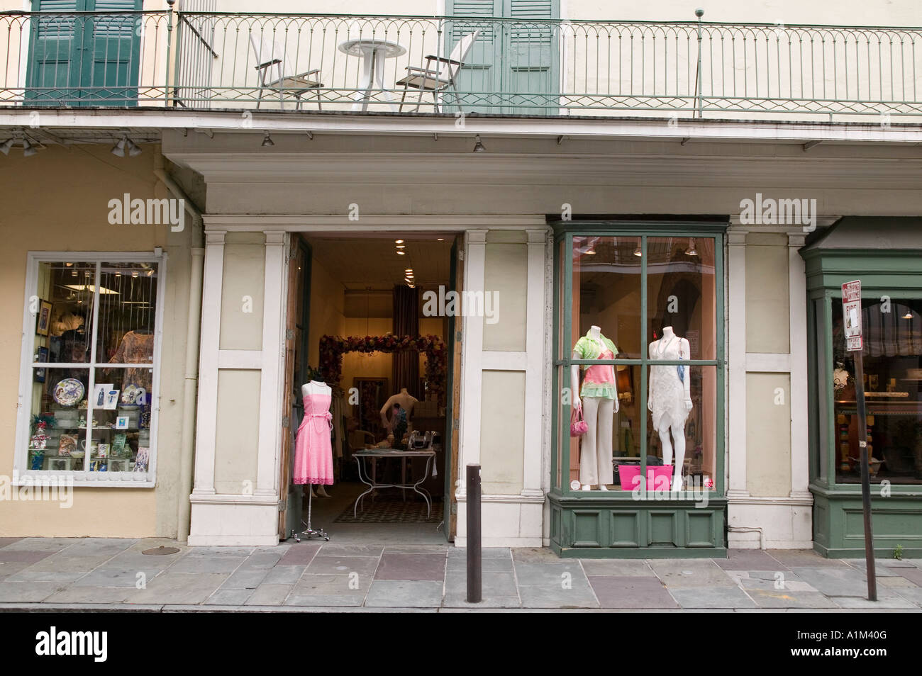 Una visualizzazione del negozio di abbigliamento per donne e ragazze nel Quartiere Francese di New Orleans Foto Stock