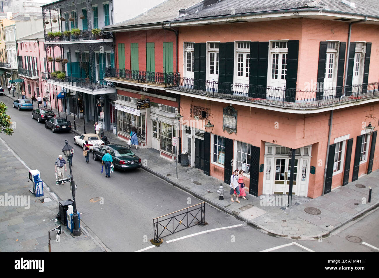 Una tipica scena di strada di negozi di case e di turisti nel Quartiere Francese di New Orleans Foto Stock