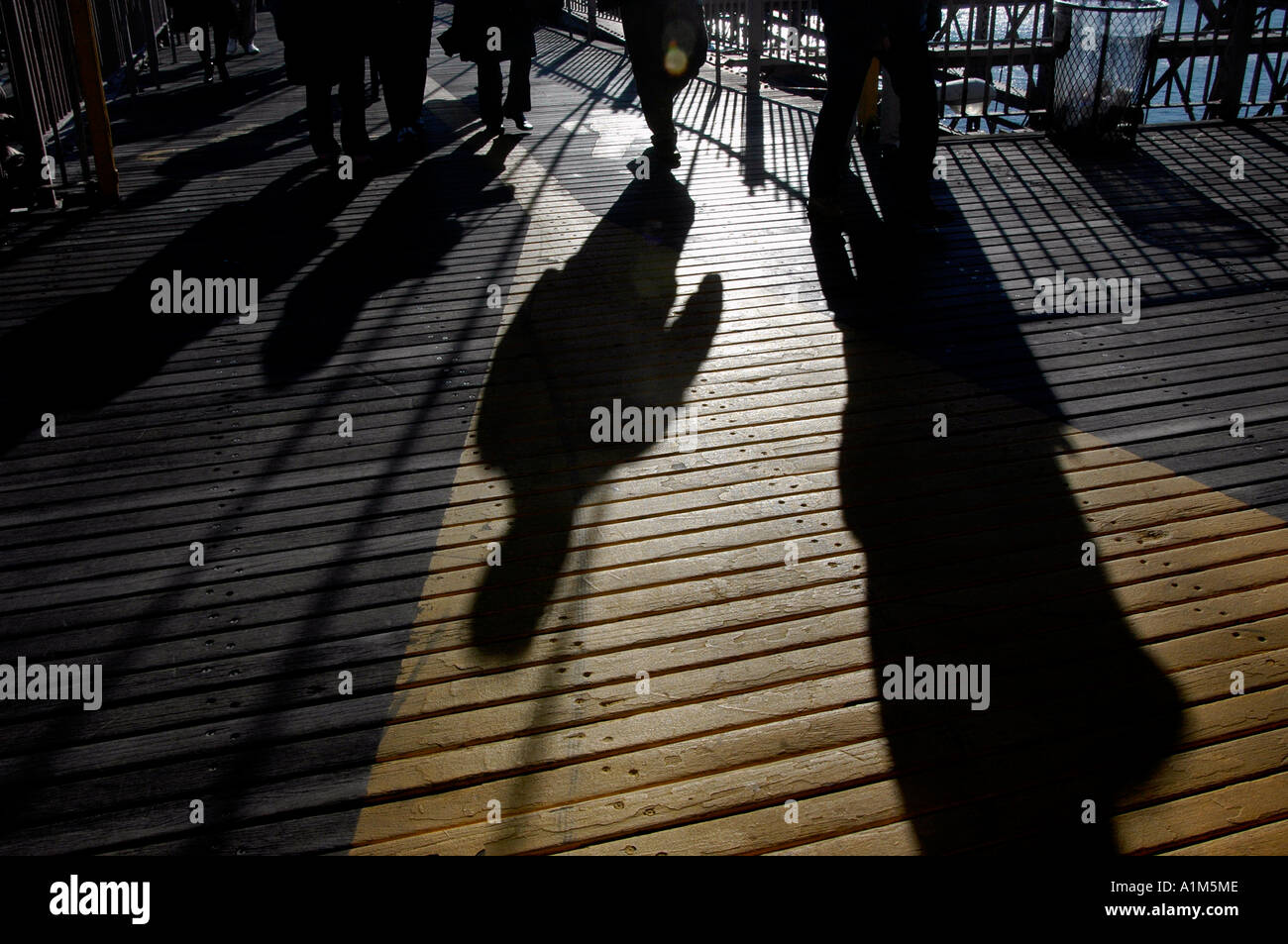 Pendolari a piedi oltre il Ponte di Brooklyn come il transito di lavoratori unione si spegne in sciopero Foto Stock