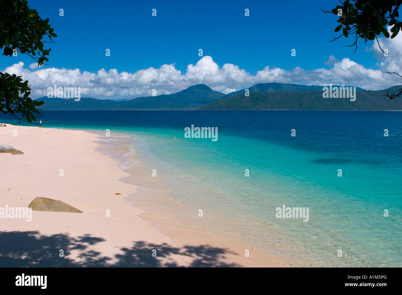 Sulla spiaggia di Isola Fitzroy, Queensland, Australia Foto Stock