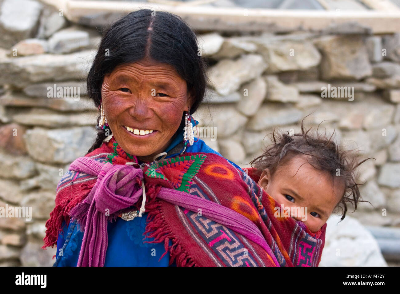 Pellegrini vicino lo Stupa, Lago di Tso Moriri, Ladakh, India Foto Stock