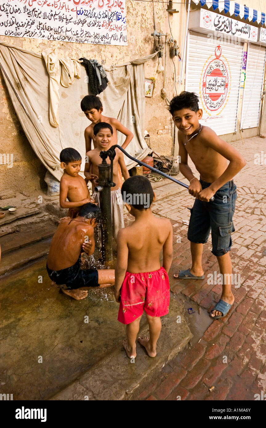 Giovani bambini che giocano, Multan, Pakistan Foto Stock