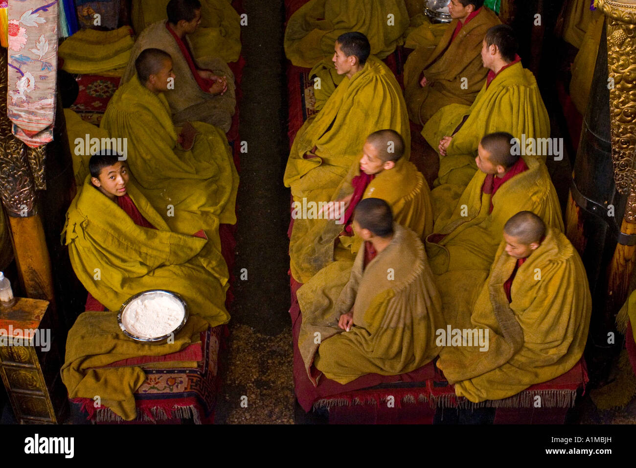 I monaci a mattina puja (preghiera), il Monastero di Tashilumpo Zhashilunbu (Si), Shigatse, nel Tibet Foto Stock