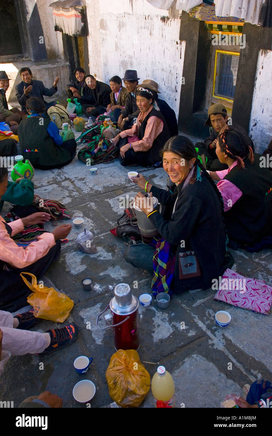 Tibetani bere il tè al Monastero di Tashilumpo Zhashilunbu (Si), Shigatse, nel Tibet Foto Stock