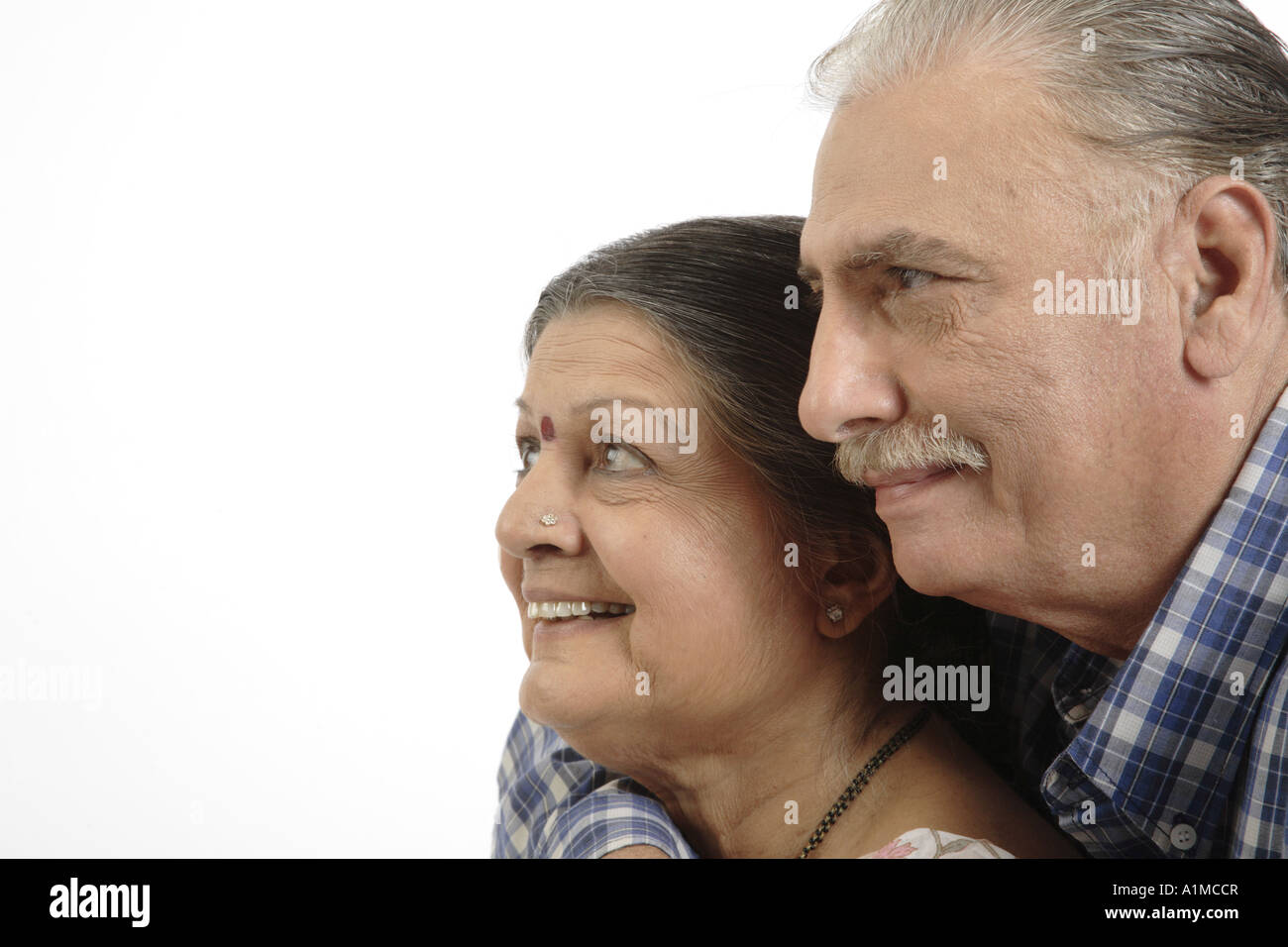 Indian senior citizen giovane faccia laterale su sfondo bianco Foto Stock