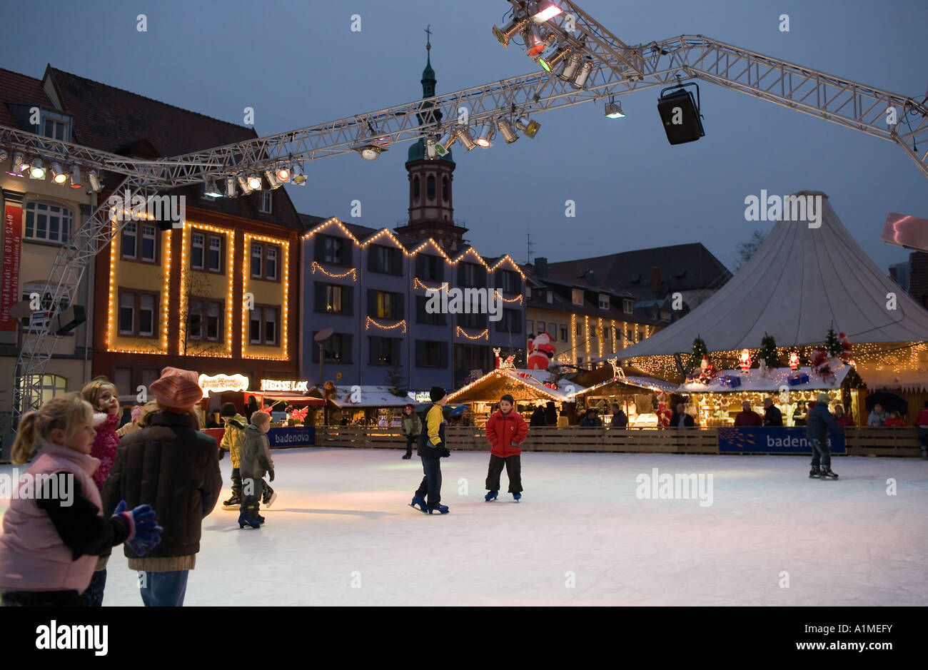 Pista di pattinaggio su ghiaccio, mercato di Natale, Offenburg, Baden-Württemberg, Germania Foto Stock