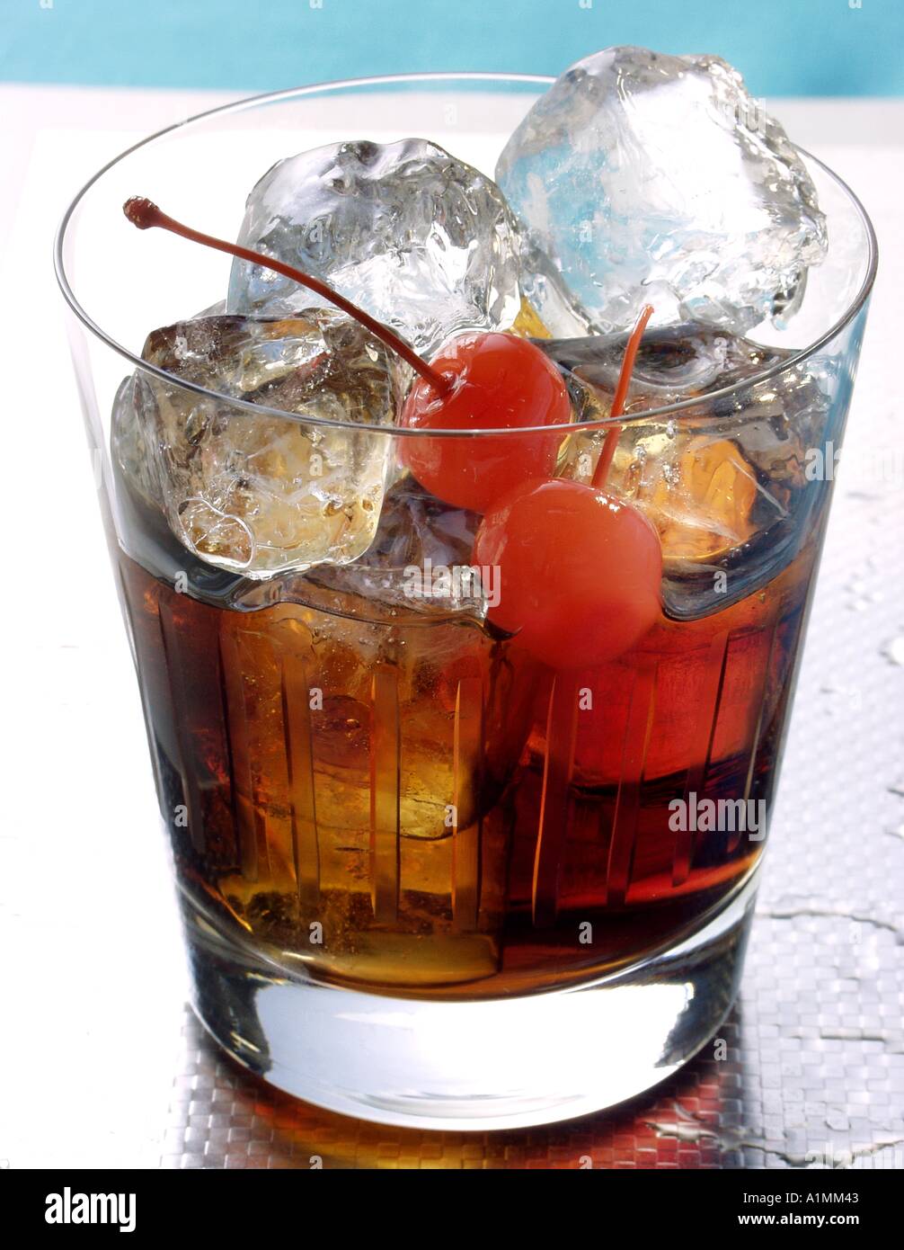 Bere con rum di cubetti di ghiaccio e ciliege da cocktail 2 Foto stock -  Alamy