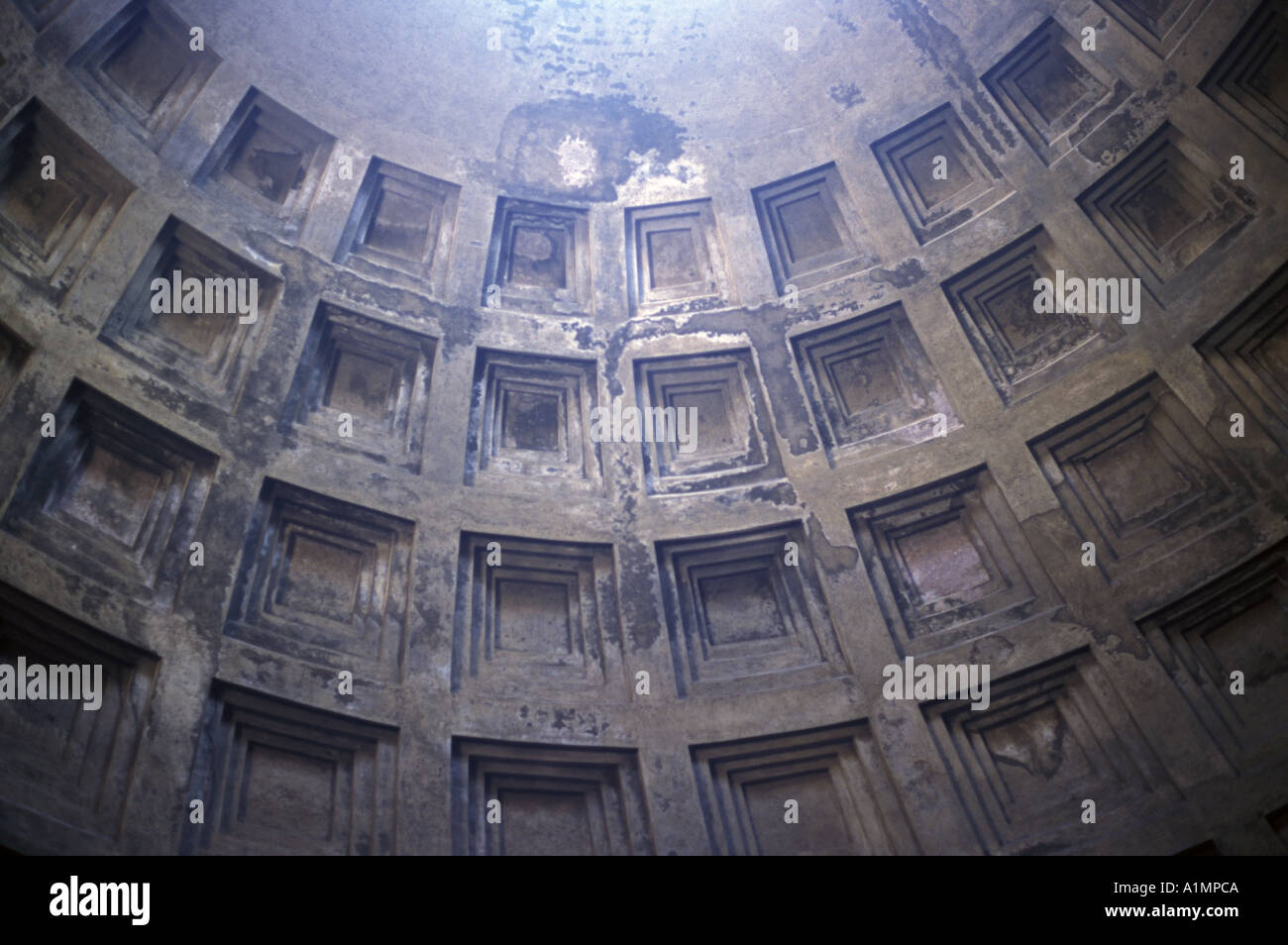 Osservando il soffitto a cupola in antico Pantheon a Roma Italia Foto Stock