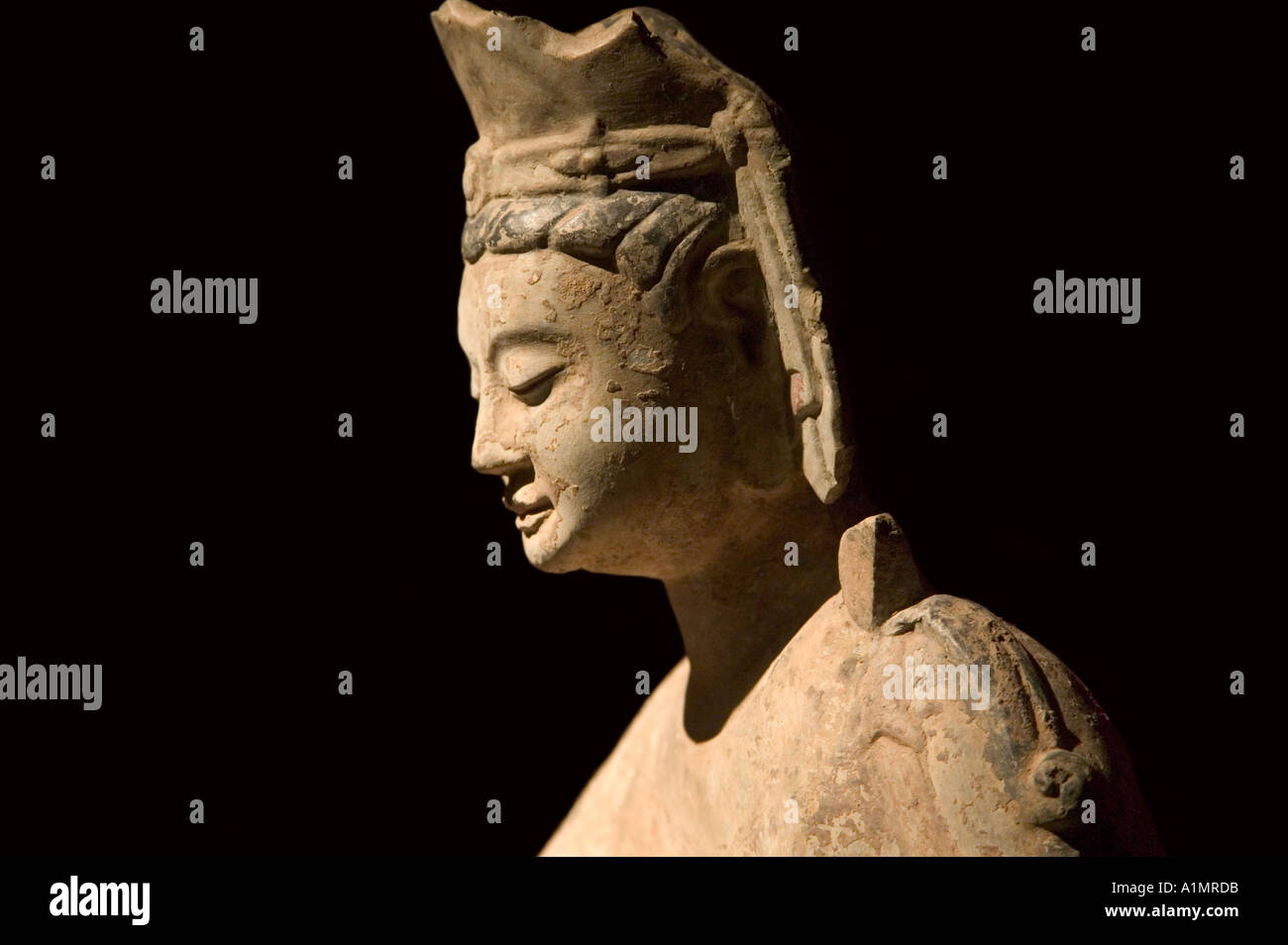 La scultura in pietra di Buddha settentrionale della dinastia Qi A D 550 577 visualizzato presso il Museo di Shanghai in Cina Foto Stock