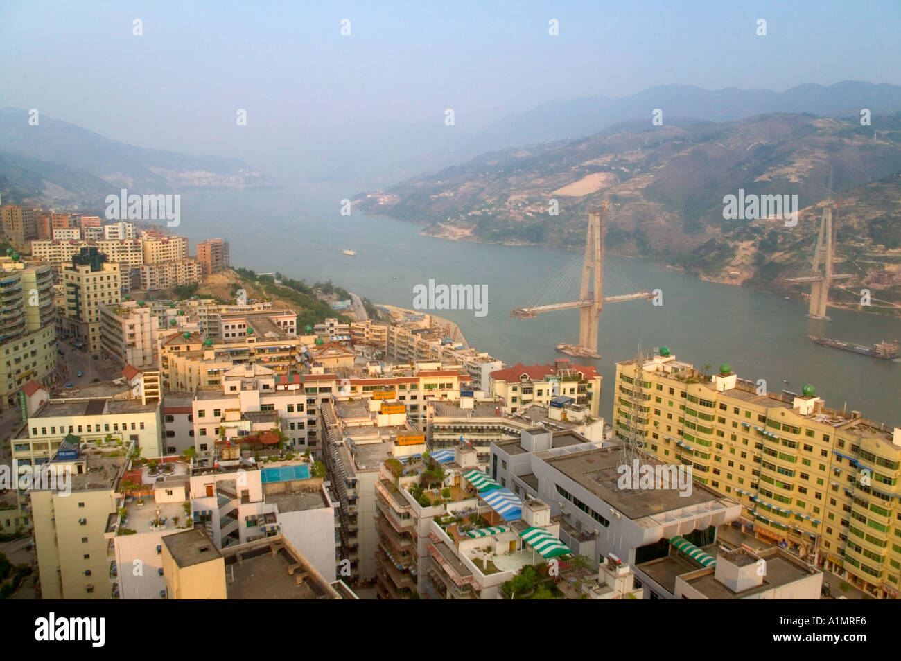 Gli edifici di nuova costruzione e nuovo ponte essendo costruito nella nuova città di Fengjie Tre Gole del fiume Yangtze in Cina Foto Stock