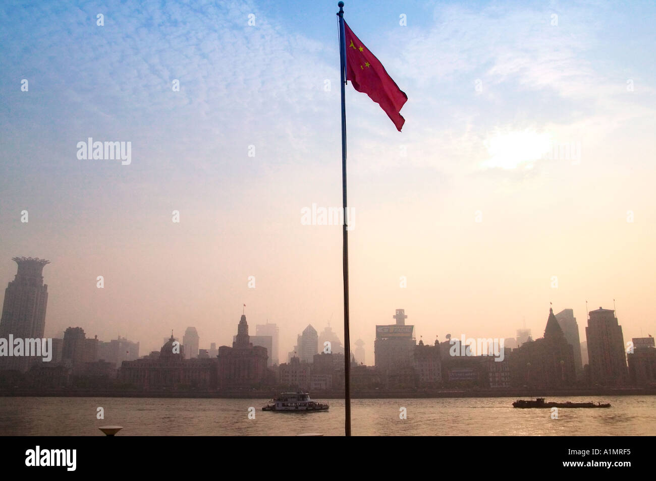 Bandiera nazionale con gli edifici coloniali lungo il Bund dal fiume Huangpu Shanghai in Cina Foto Stock