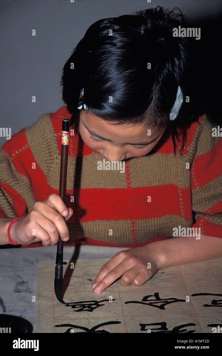 Ragazza praticare la calligrafia cinese con spazzola Shanghai in Cina Foto Stock