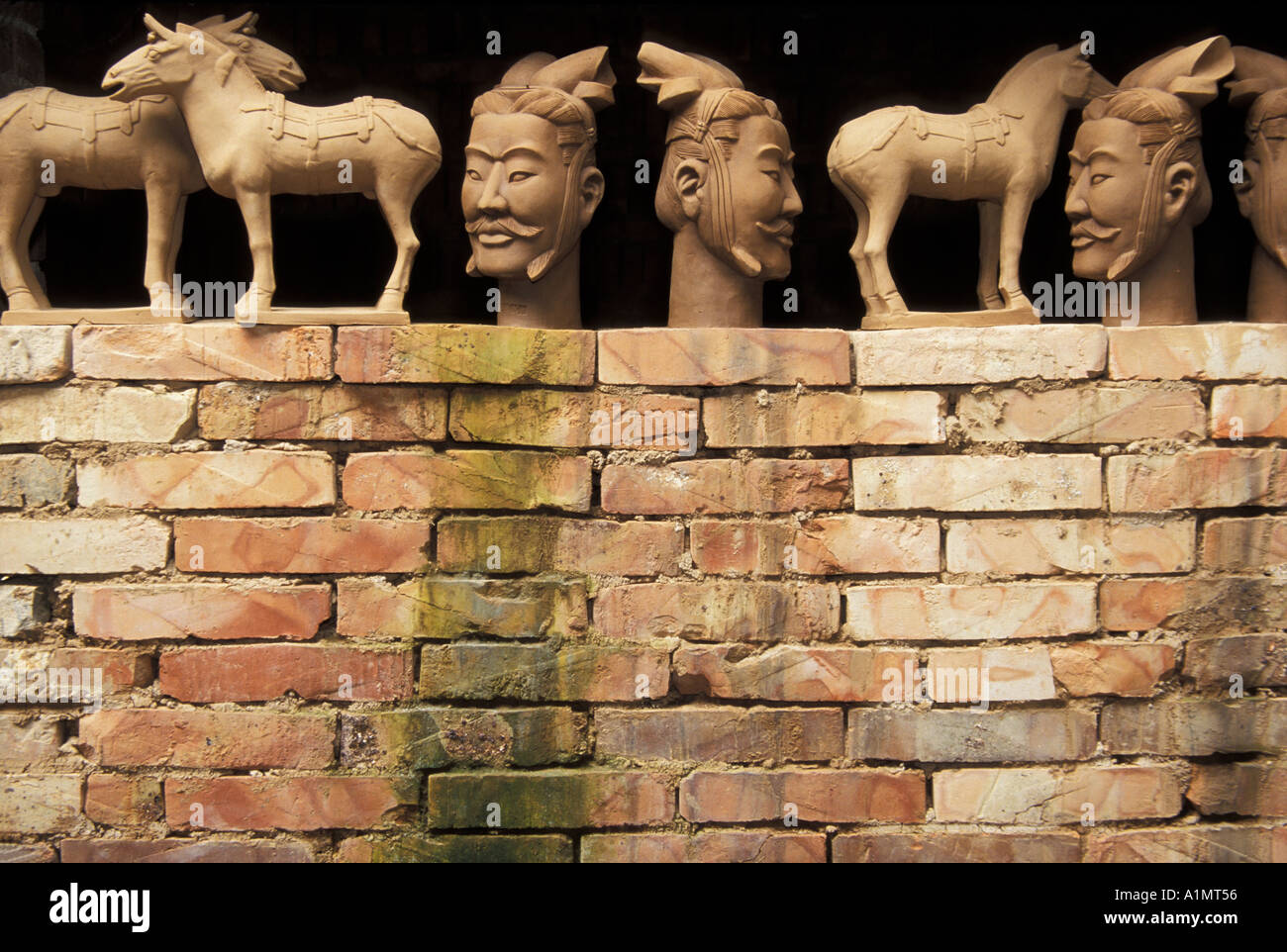 Effettuare la replica della terra cotta guerrieri e cavalli Xian Provincia di Shaanxi Cina Foto Stock