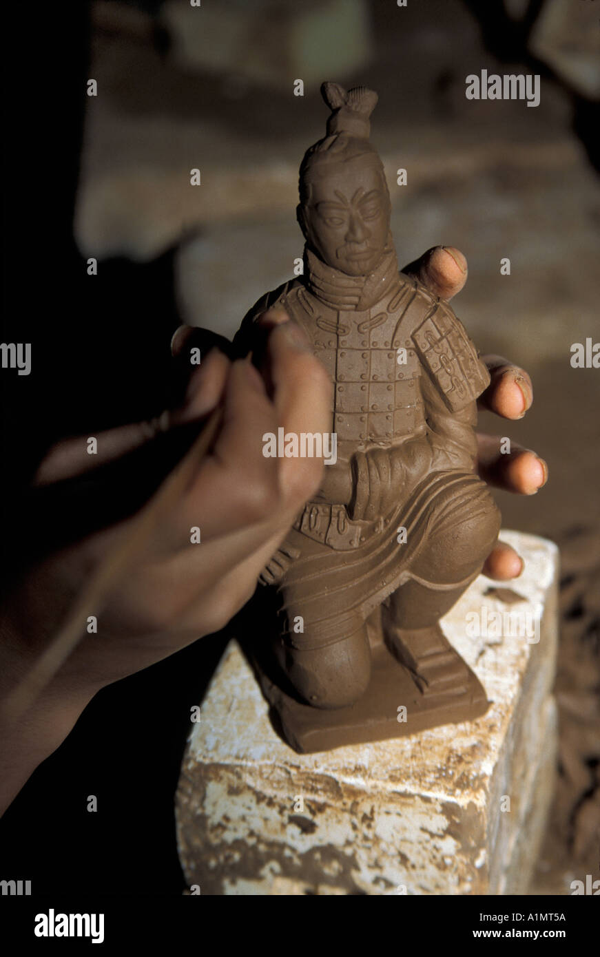 Rendendo la replica in miniatura di guerrieri in terracotta Xian Provincia di Shaanxi Cina Foto Stock