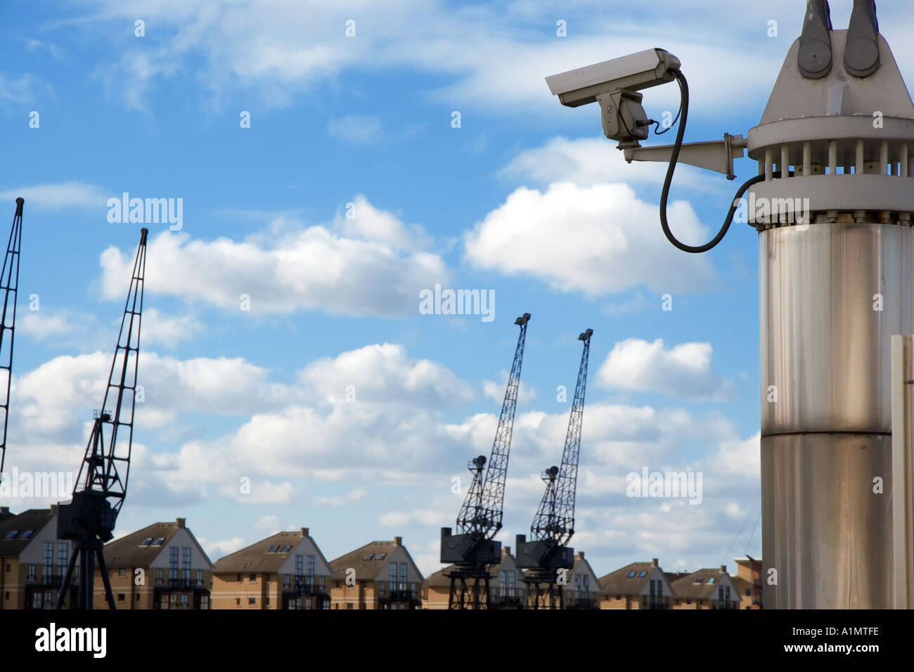 Sistema di sicurezza con telecamere si affacciano edifici residenziali e gru presso il Royal Victoria Docks in London REGNO UNITO Foto Stock