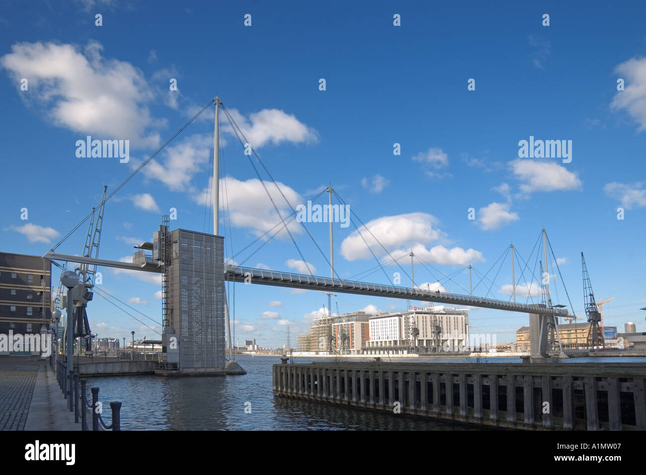 Moderno sospensione pedonale ponte sul Royal Victoria Docks che conduce al centro espositivo Excel a Londra REGNO UNITO Foto Stock
