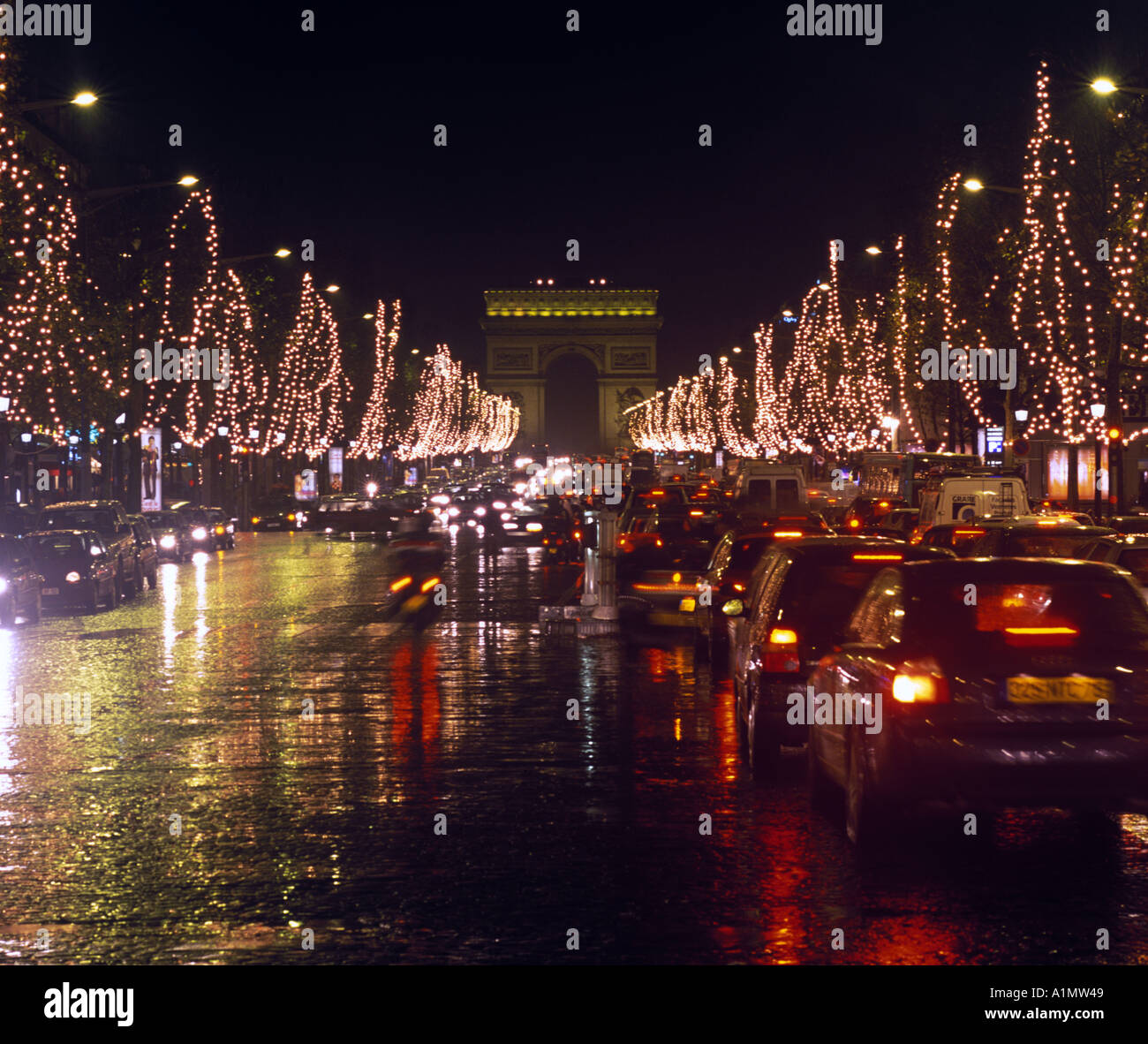 Una vista notturna di Champs Elysées a Parigi Francia Foto Stock