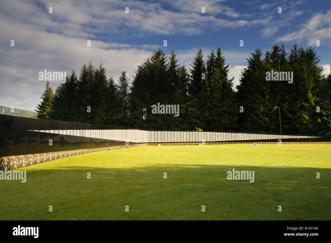 La parete Moviing è un viaggio di mezza dimensione versione del Vietnam Veterans Memorial Cordova Alaska Foto Stock