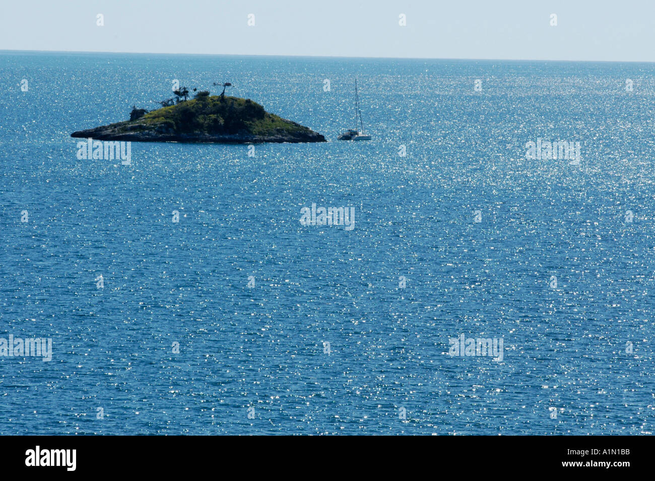 Piccola isola nel mare Foto Stock