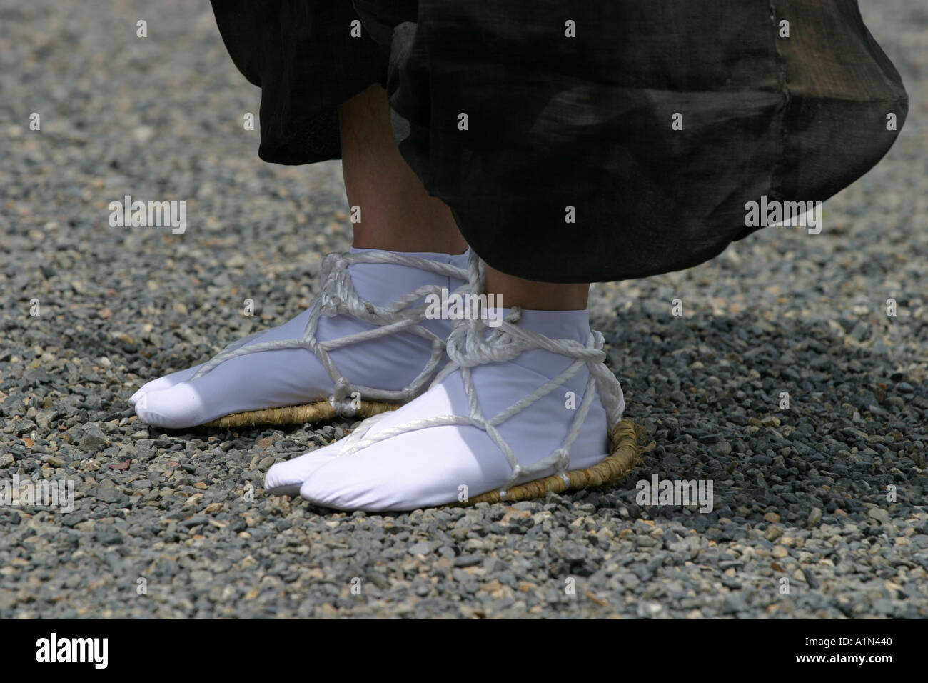 Uomo giapponese indossa vi secolo tradizionali scarpe di paglia all'Aoi  matsuri festival in kyoto Asia Giappone Foto stock - Alamy