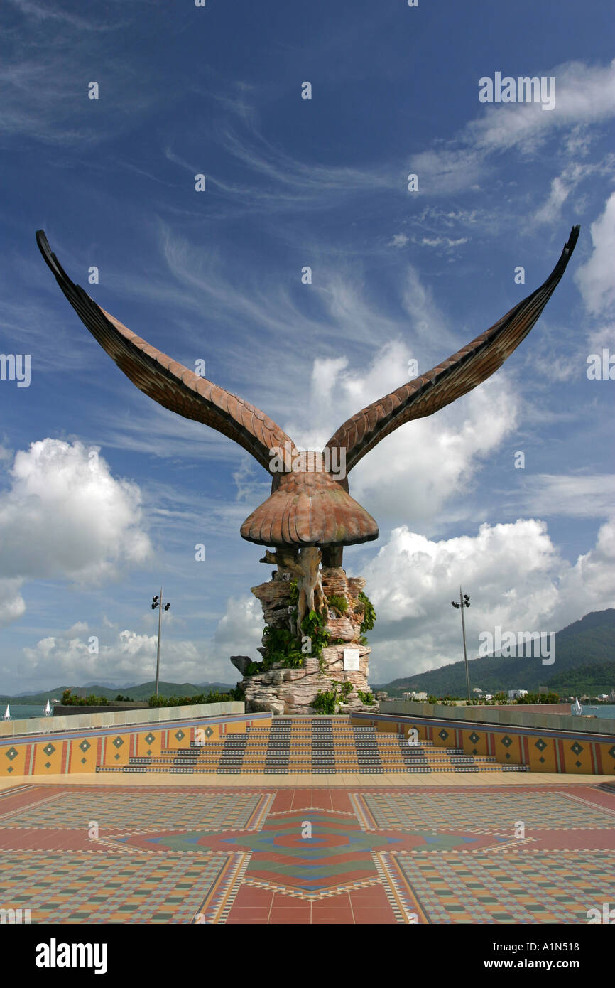 La gigantesca statua di aquila in Eagle Square Dataran Lang il pontile Isola Langkawi Malaysia Asia Foto Stock