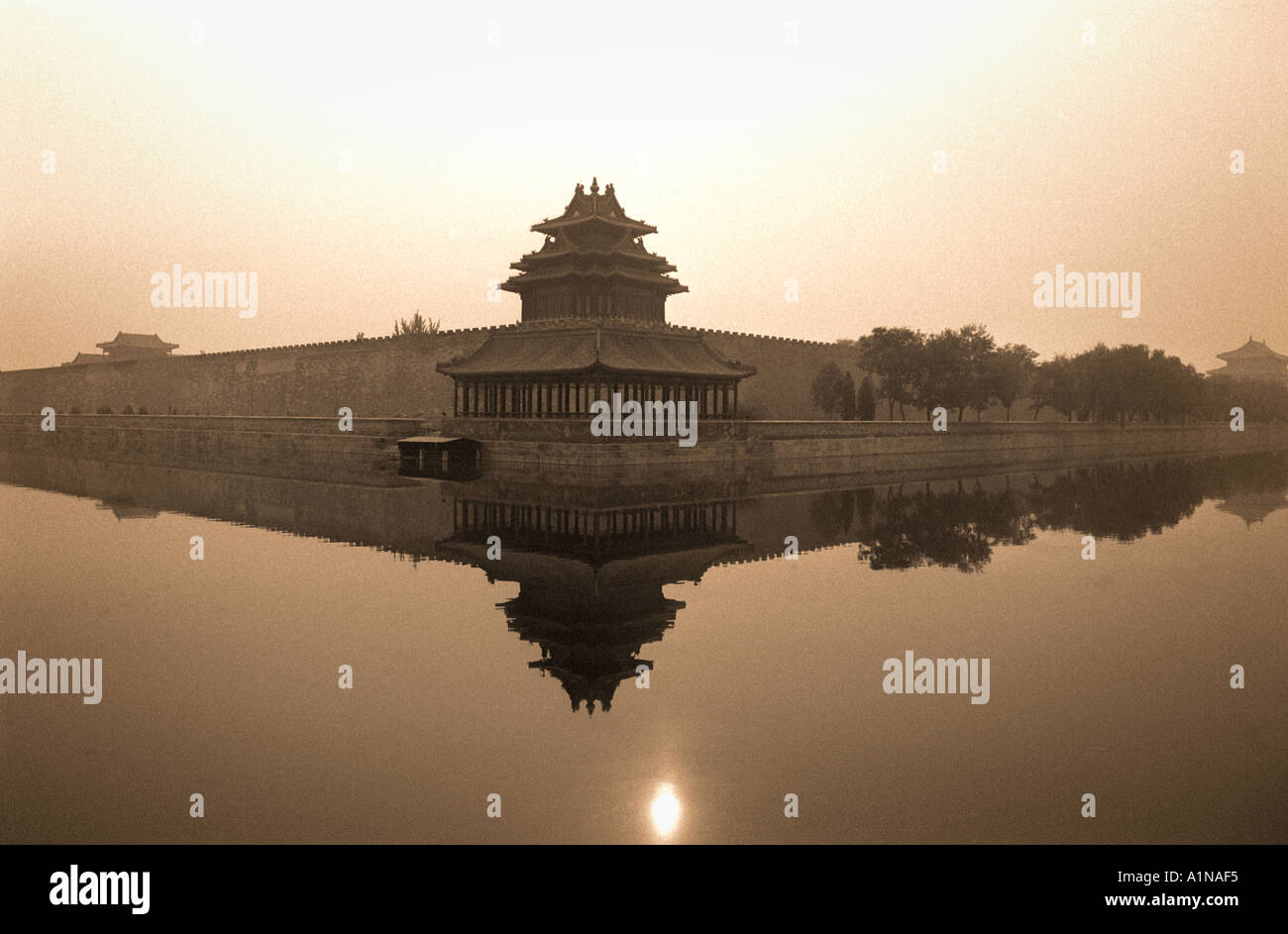 La città proibita la riflessione al tramonto Pechino Cina in seppia Foto Stock